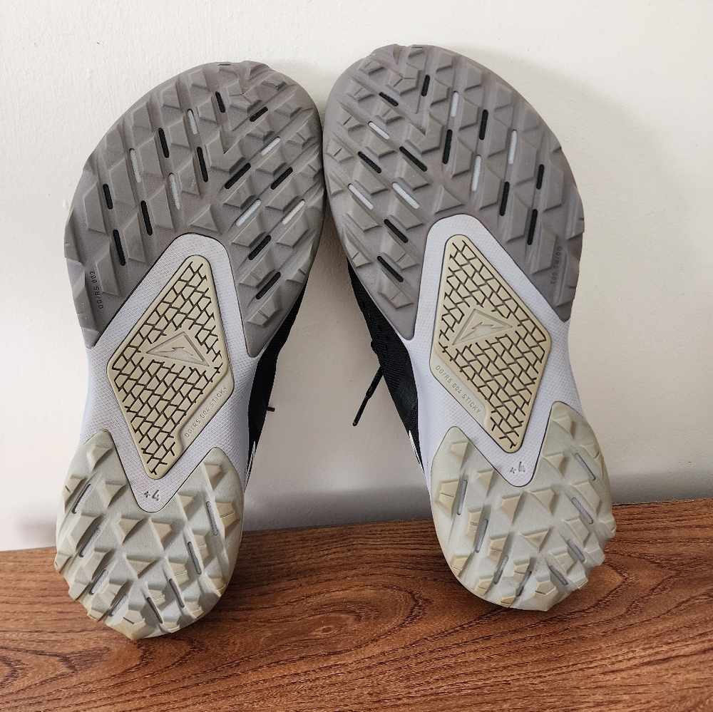 Woman's size 8 Nike sneaker.